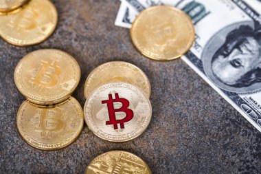 Kripto para birimi Bitcoin sikkesi. Altın sikke ve yüz paketleri