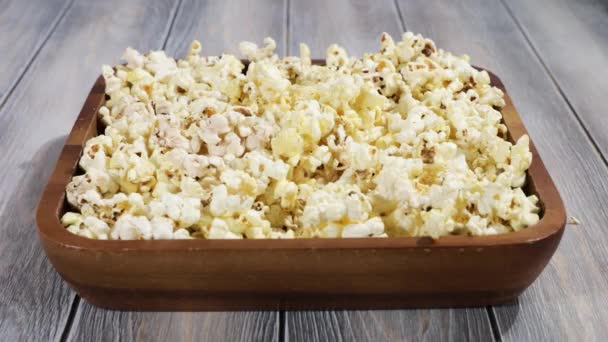 Una Compagnia Tre Amici Prende Contemporaneamente Popcorn Pronti Piatto Legno — Video Stock