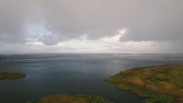 Bir Insansız Hava Aracından Tver Bölgesinde Bir Nehir Karayolu Görüntüsü — Stok video