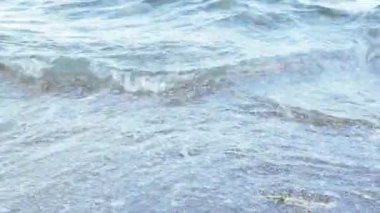Karadeniz 'in kumlu sahillerinde dalgalar.