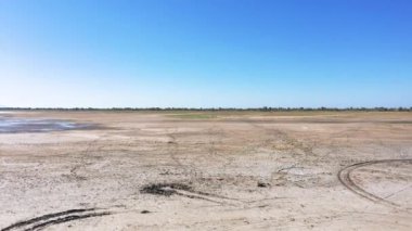 Anapa 'daki Karadeniz' in hava fotoğrafçılığı. Güneşli havada sığ bir körfezde çekim yapmak.