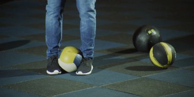 İki basketbol ile bacak içinde basketbol tutan adam