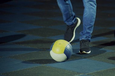 İki basketbol tarafından kapalı ve yakın basketbol oyuncusu eğitimi