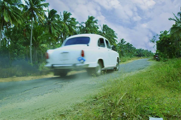 Coche Que Pasa Por Paisaje Rural Fondo Naturaleza —  Fotos de Stock