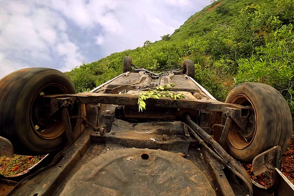 Acidente Caiu Carro Branco Caiu Rolou Floresta — Fotografia de Stock