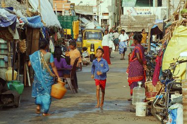 Hindistan 'da gecekondu evlerinden yakın tanımlanamayan yoksul insanlar.