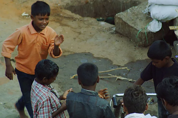 Onbekende Arme Mensen Buurt Van Hun Huizen Sloppenwijken India — Stockfoto