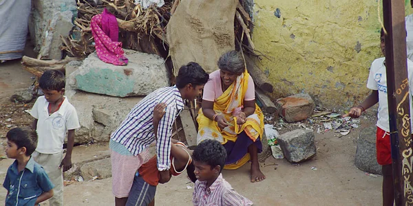 인도의 빈민가에서 자신의 근처의 미확인 가난한 사람들 — 스톡 사진