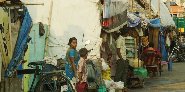 Onbekende Arme Mensen Buurt Van Hun Huizen Sloppenwijken India — Stockfoto