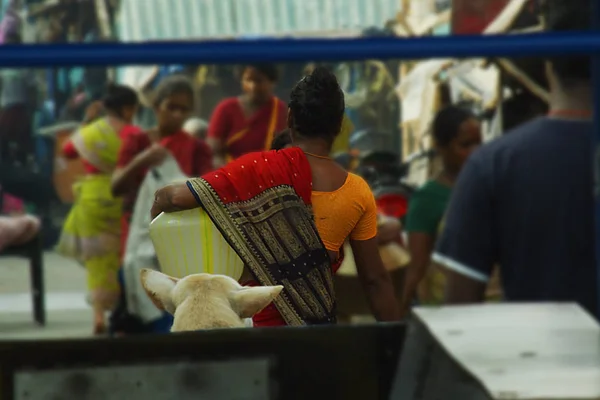 Een Indiase Vrouwen Die Water Plastic Potten Een Sloppenwijk — Stockfoto