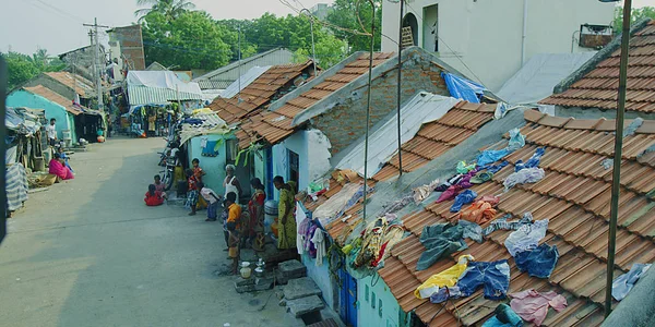 Onbekende Arme Mensen Buurt Van Hun Huizen Sloppenwijken India — Stockfoto