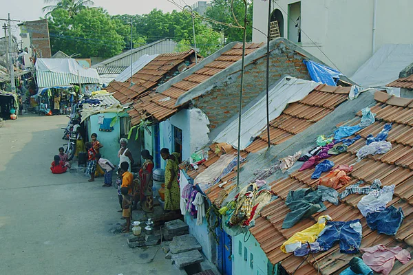 Onbekende Arme Mensen Buurt Van Hun Huizen Sloppenwijken India — Stockfoto