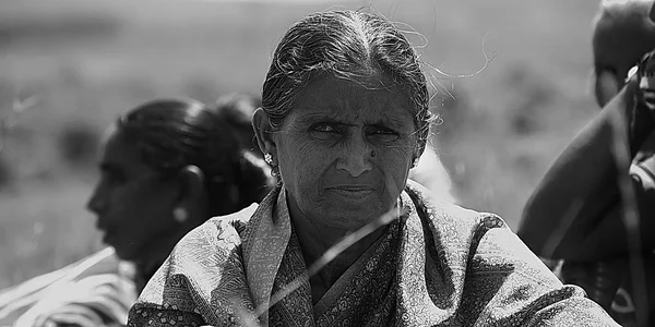 水田に外に座っているインドの女性 — ストック写真