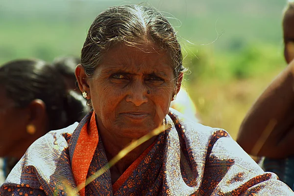農地でリラックスした村の女性 インド農民女性が座っている — ストック写真