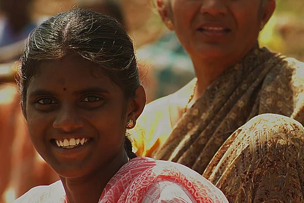 Glücklich Lächelnde Indische Dorffrauen Sitzen Auf Einem Reisfeld — Stockfoto