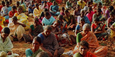 çiftçi kadın Grup dışarıda oturan ve çiftçi kadın işçiler tarım arazisi grev