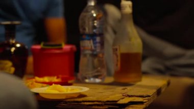 Bir grup insan şampanya, yakın çekim el kadar içki al fiş