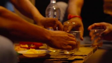 Bir grup insan şampanya içmek