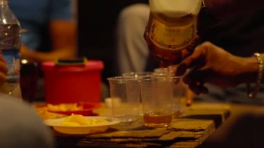 Bir grup insan içki şampanya, Aile Partisi, arkadaş parti, Doğum günü partisi.