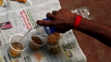 Profesyonel ayyaş bir içecek hazırlama ve su karışımı alkol.