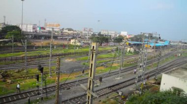 Ve insanlar çarpılar parça tren commuters platformda yürüyüş mesafesinde.,