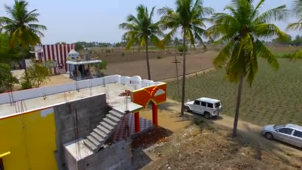 Luchtfoto Van Personenauto Passeren Weg Van Schilderachtige Platteland India Mooie — Stockvideo