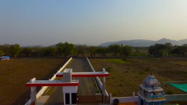 Luftaufnahme Der Pkw Einfahrt Vor Dem Universitätscampus Schöner Natürlicher Hintergrund — Stockvideo