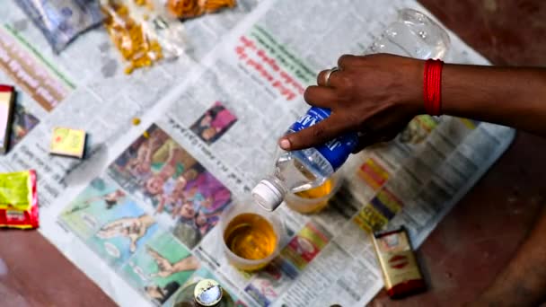 Πάρτι Πότης Επαγγελματική Προετοιμασία Ένα Ποτά Νερό Ανάμιξης Για Αλκοόλ — Αρχείο Βίντεο