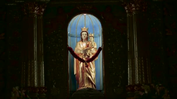 Primer Plano Virgen María Estatua Iglesia Interior Cuarto Oscuro — Vídeo de stock