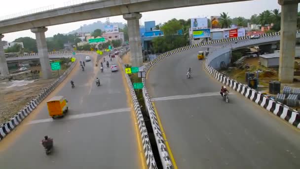 Timelapse Disparo Motocicletas Autobuses Cruzando Bajo Puente — Vídeos de Stock