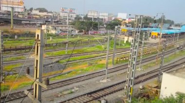 Ve insanlar çarpılar parça tren commuters platformda yürüyüş mesafesinde.,