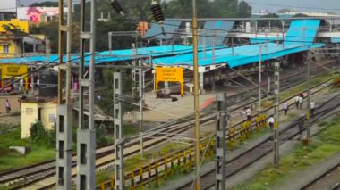 Ve insanlar çarpılar parça tren commuters platformda yürüyüş mesafesinde.,