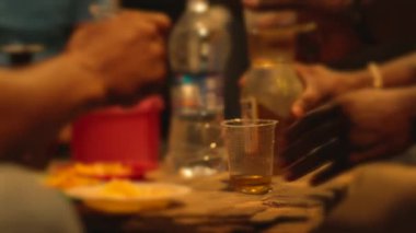 Bir grup insan şampanya, yakın çekim kadar içiyor