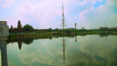 Güzel doğa su birikintisi, telekomünikasyon Kulesi gölgesinde su birikintisi.