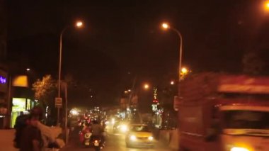 Otomobil, motosiklet, otobüs ve birçok kişi ile kalabalık trafik.