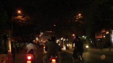 Otomobil, motosiklet, otobüs ve birçok kişi ile kalabalık trafik.
