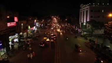 Otomobil, motosiklet, otobüs ve birçok kişi ile kalabalık trafik.