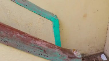 Kamera, üst katta, tırmanma merdivenleri boş terk edilmiş binada taşır.