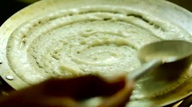 Dosa pişirme ve ghee ev mutfak dosa dökme Genç Hintli kadın