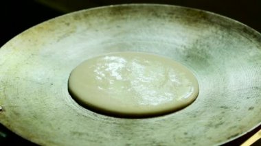 Genç kadın hazırlanıyor geleneksel güney Hint Servis Kahvaltı Dosa