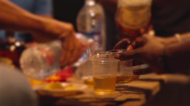 シャンパン クローズ アップ ショットを飲む人々 のグループ — ストック動画