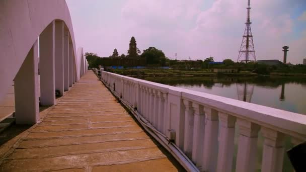 Panning Βολή Του Τοίχου Γέφυρα Στον Ποταμό — Αρχείο Βίντεο