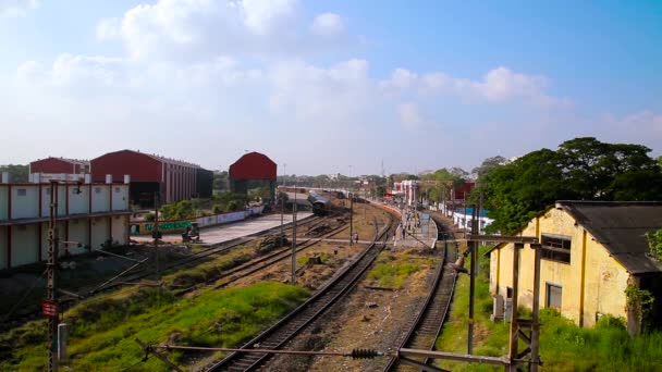 Los Viajeros Caminan Por Plataforma Cruzan Las Vías Del Tren — Vídeo de stock