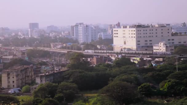 Veduta Aerea Del Treno Una Città Metropolitana Trafficata — Video Stock