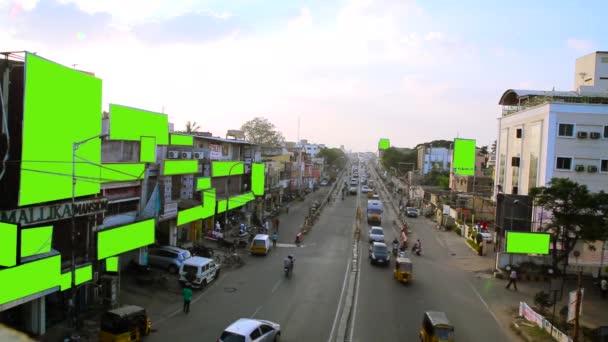 中のラッシュアワー ストリート シーンと緑色の画面で広告看板 — ストック動画