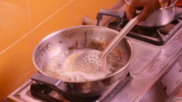 Puri Freír Poori Receta Cocina Mujer Cocina India Casa Interior — Vídeo de stock