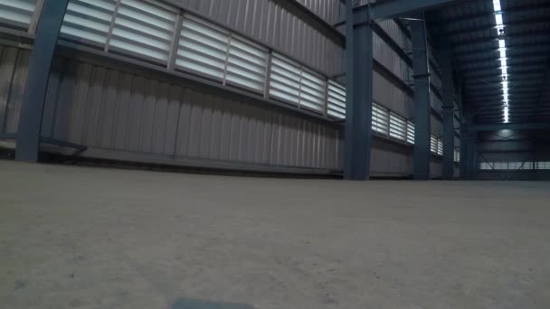 Innenraum Der Lagerhalle Weitwinkelaufnahme Des Verlassenen Fabrikinnenraums Gruselig — Stockvideo