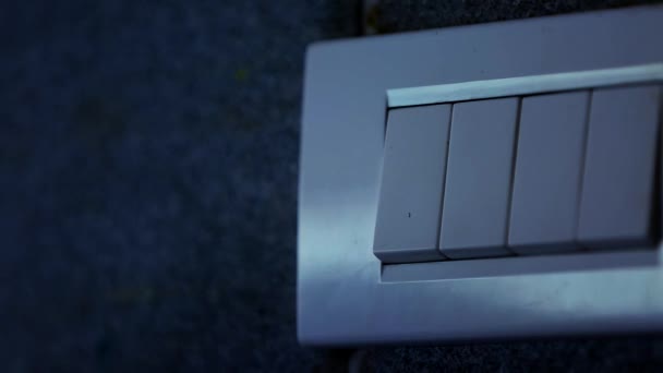 Kapı Zili Gece Saat Closeup Yüzüklere Vurdu — Stok video