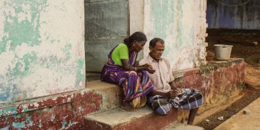 Chennai, Hindistan - 28 Eylül 2018: Çift üst düzey insan ev dış siting