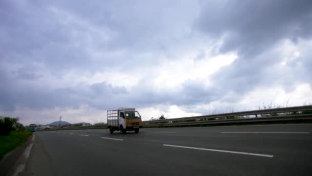 Motocykl Autobus Przechodzi Drodze Czasie Deszczu Indie — Wideo stockowe